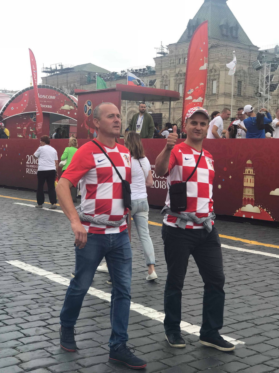 Các cổ động viên của đội tuyển Croatia cũng rất hào hứng trước trận đại chiến. Croatia đang sở hữu một trong những tiền vệ hay nhất thế giới hiện nay là Luka Modric. (Nguồn: Vietnam+)