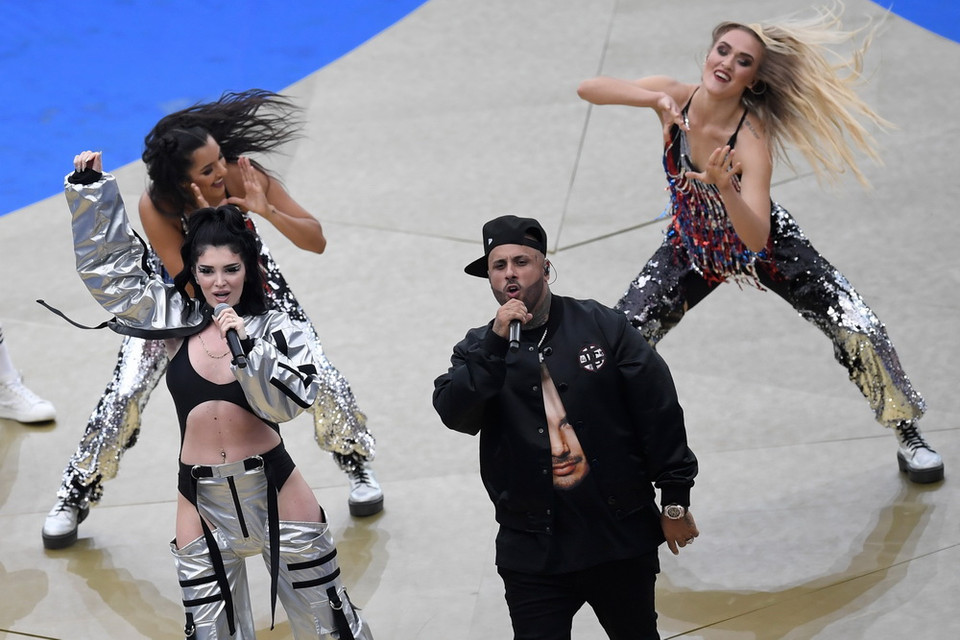 Nữ ca sỹ Era Istrefi (trái) song ca cùng Nicky Jam (phải) ca khúc chính thức của World Cup 2018 - 'Live it up' tại lễ bế mạc trên sân vận động Luzhniki, thủ đô Moskva, Nga tối 15/7. (Nguồn: AFP/TTXVN)