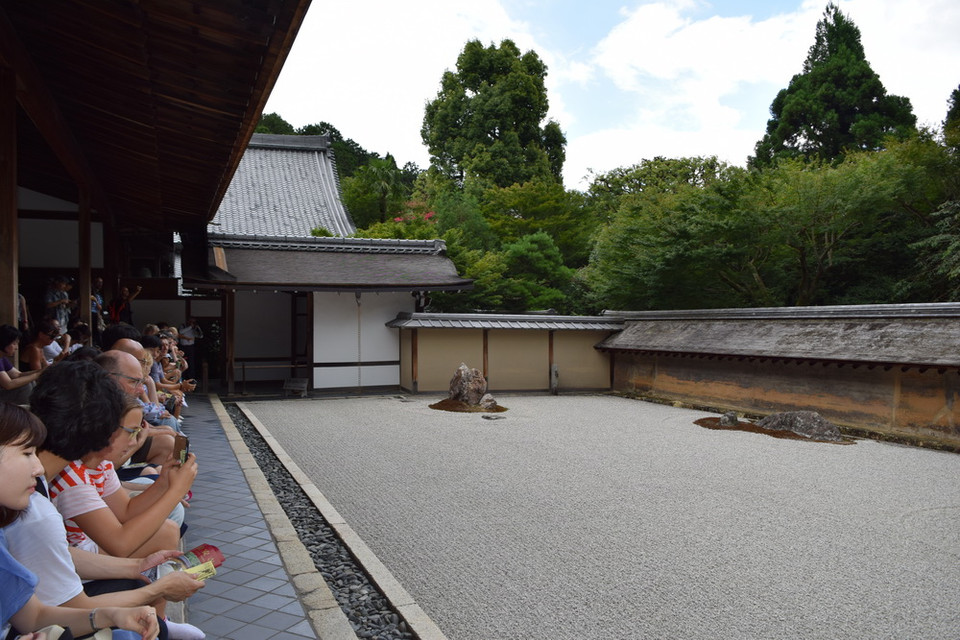 Du khách chiêm ngưỡng vườn đá Ryoanji. (Ảnh: Nguyễn Tuyến/Vietnam+)