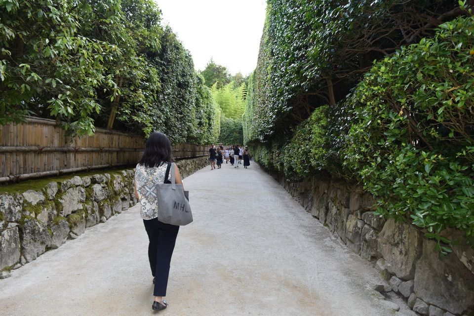 Lối đi dẫn vào Chùa Bạc. (Ảnh: Nguyễn Tuyến/Vietnam+)