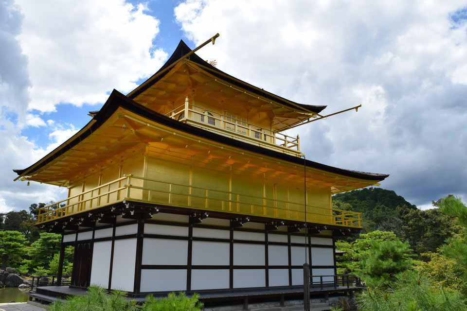 Chùa Váng rực rỡ dưới bầu trời xanh. (Ảnh: Nguyễn Tuyến/Vietnam+)