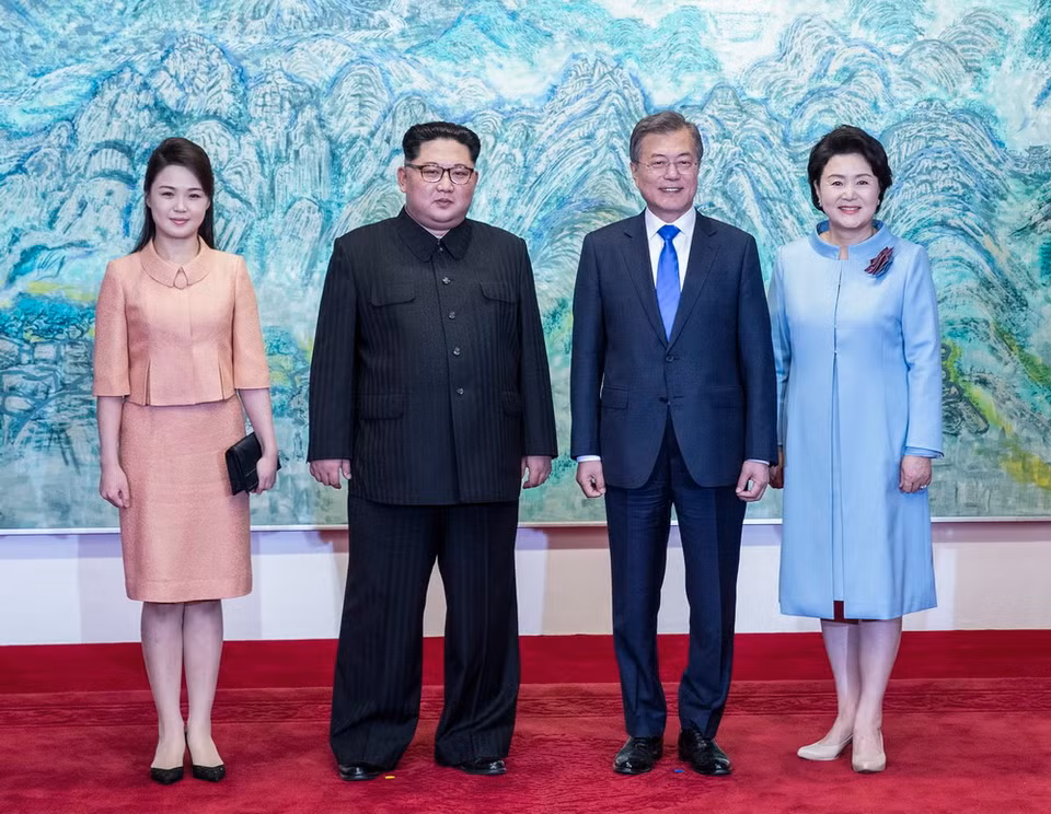 Phu nhân Triều Tiên Ri Sol Ju đã chúc mừng Tổng thống Moon Jae-in về thành công hội nghị, trong khi phu nhân Hàn Quốc Kim Jung-sook cho biết khi nhìn thấy hình ảnh hai nhà lãnh đạo cùng trồng cây trên truyền hình, bà tin rằng sẽ chỉ có thịnh vượng trên Bán đảo Triều Tiên trong tương lai. (Nguồn: YONHAP/TTXVN)