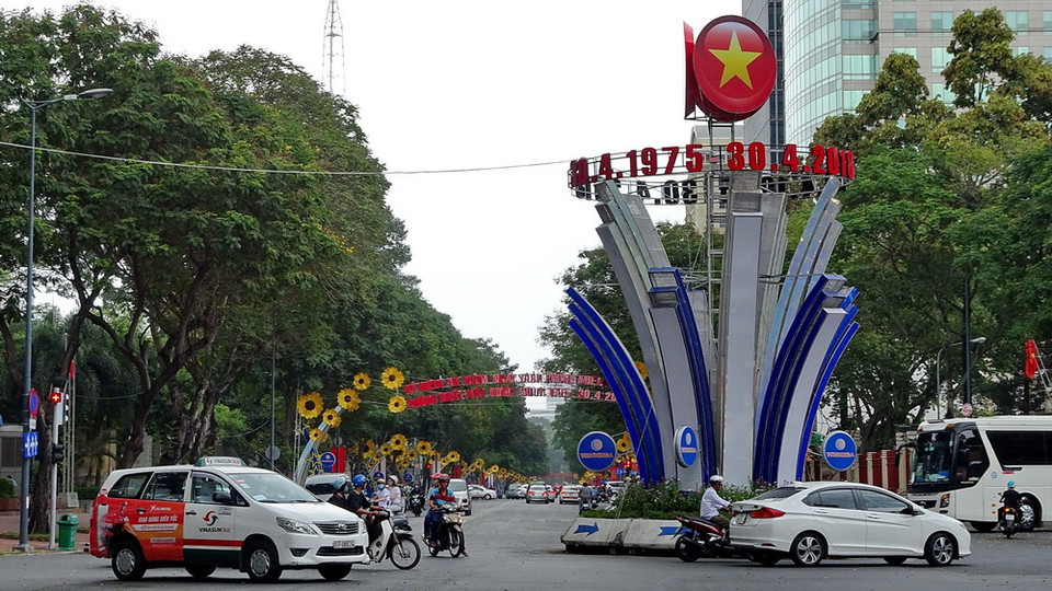 Vòng xoay khu vực Nhà thờ Đức Bà (đường Lê Duẩn - Phạm Ngọc Thạch) được trang trí lộng lẫy trong những ngày cuối tháng Tư lịch sử. (Ảnh: Thế Anh/TTXVN)