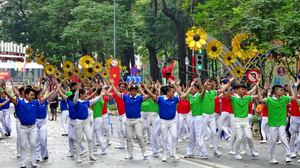 Các diễn viên đang chuẩn bị cho hoạt động đón đoàn đua xe đạp cúp Truyền hình Thành phố Hồ Chí Minh chặng cuối cùng vào ngày 30/4. (Ảnh: Thế Anh/TTXVN)