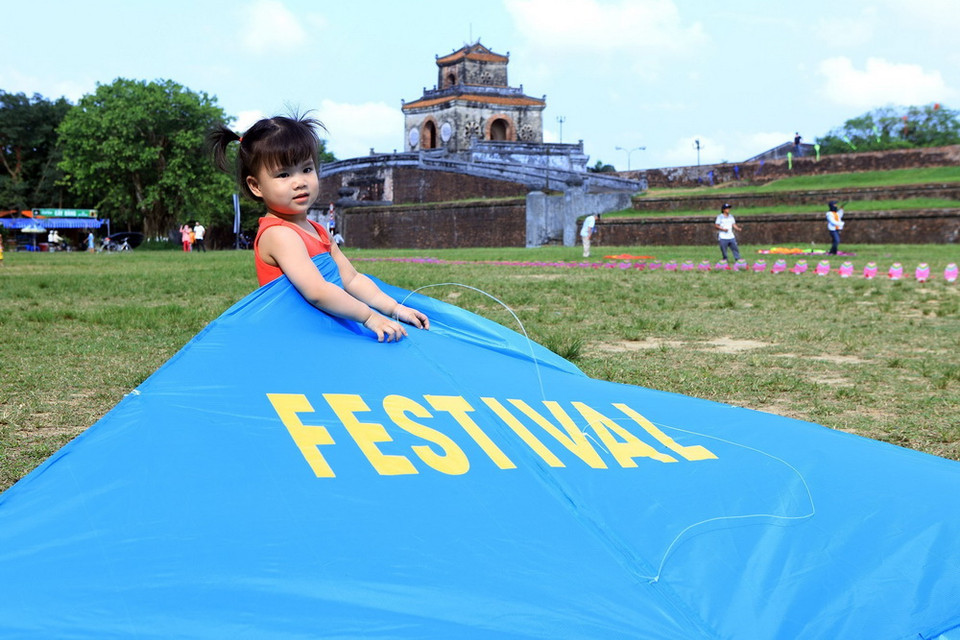 Một em bé thích thú với lễ hội diều. (Ảnh: Hoàng Hùng/TTXVN)