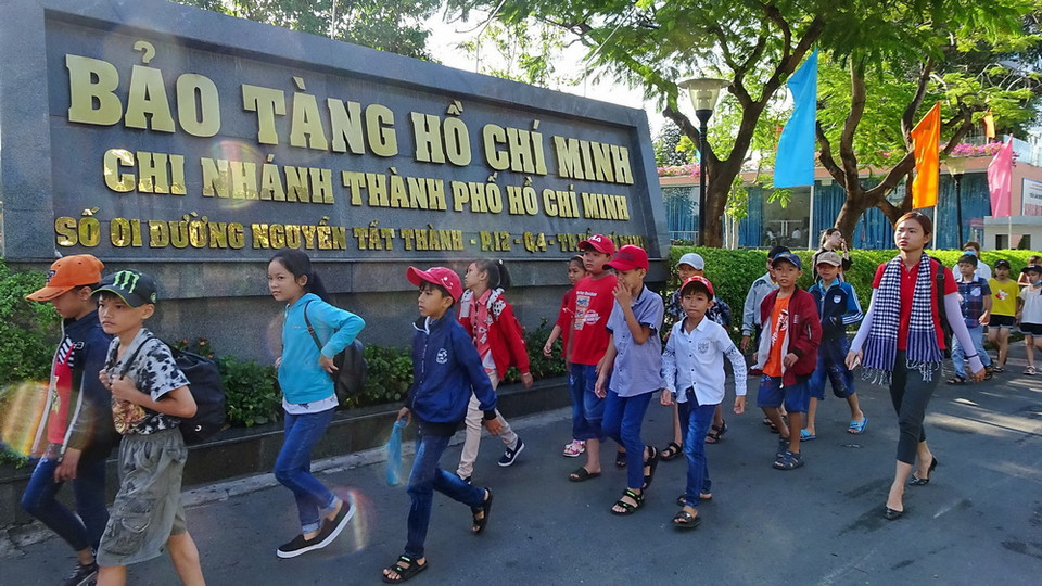 Các em học sinh thành phố đến tham quan và tìm hiểu về cuộc đời hoạt động cách mạng của Chủ tịch Hồ Chí Minh tại Bào tàng Hồ Chí Minh chi nhánh Thành phố Hồ Chí Minh. (Ảnh: Thế Anh/TTXVN)