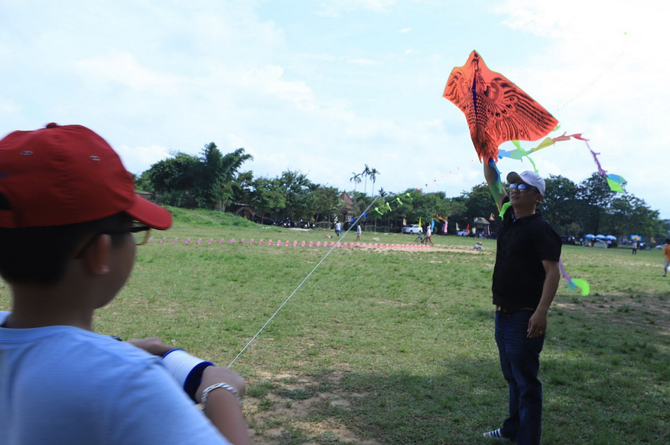 Người dân thích thú khi tham gia lễ hội Diều Huế. (Ảnh: Hoàng Hùng/TTXVN)