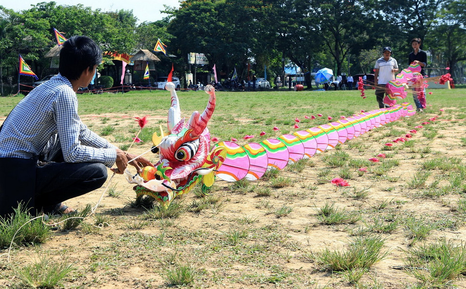 Chiếc diều hình rồng tại lễ hội. (Ảnh: Hoàng Hùng/TTXVN)