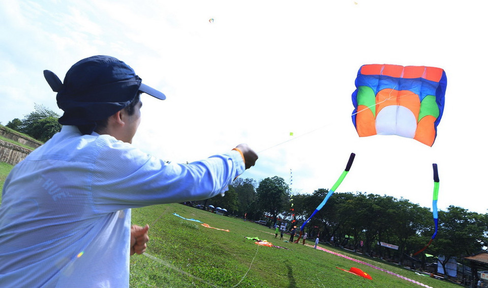Thả diều tại lễ hội. (Ảnh: Hoàng Hùng/TTXVN)