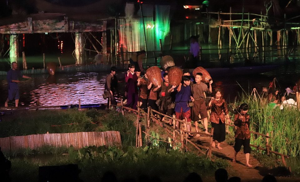 Chương trình nghệ thuật Âm vọng sông Hương với hiệu ứng âm thanh, ánh sáng hấp dẫn du khách. (Ảnh: Hoàng Hùng/TTXVN)