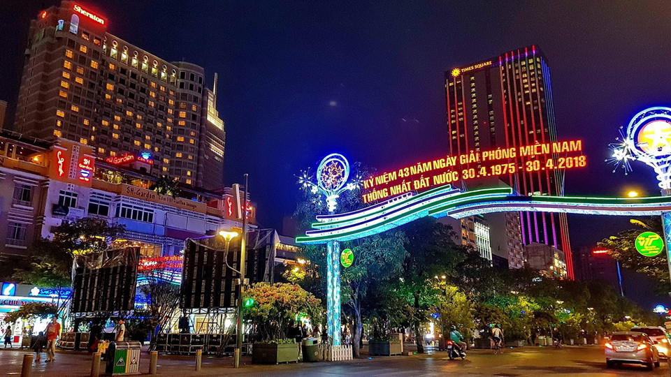 Thành phố Hồ Chí Minh lung linh đèn hoa trong những ngày cuối tháng 4 lịch sử. (Ảnh: Thế Anh/TTXVN)