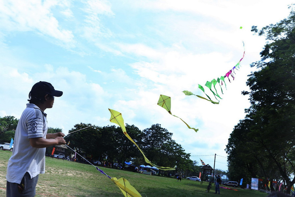 Thả diều tại lễ hội. (Ảnh: Hoàng Hùng/TTXVN)