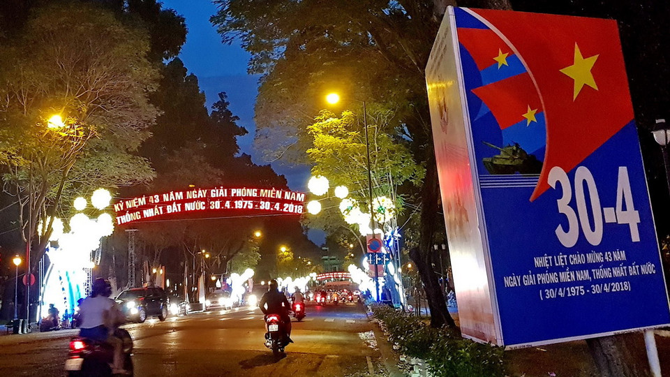 Thành phố Hồ Chí Minh lung linh đèn hoa trong những ngày cuối tháng 4 lịch sử (đường Nguyễn Huệ, Quận 1). (Ảnh: Thế Anh/TTXVN)