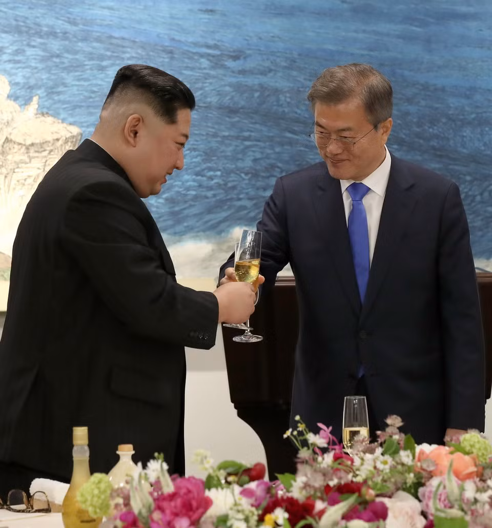 Tổng thống Hàn Quốc Moon Jae-in (phải) và Nhà lãnh đạo Triều Tiên Kim Jong-un dự tiệc mừng tại làng đình chiến Panmunjom ngày 27/4. (Nguồn: YONHAP/TTXVN)