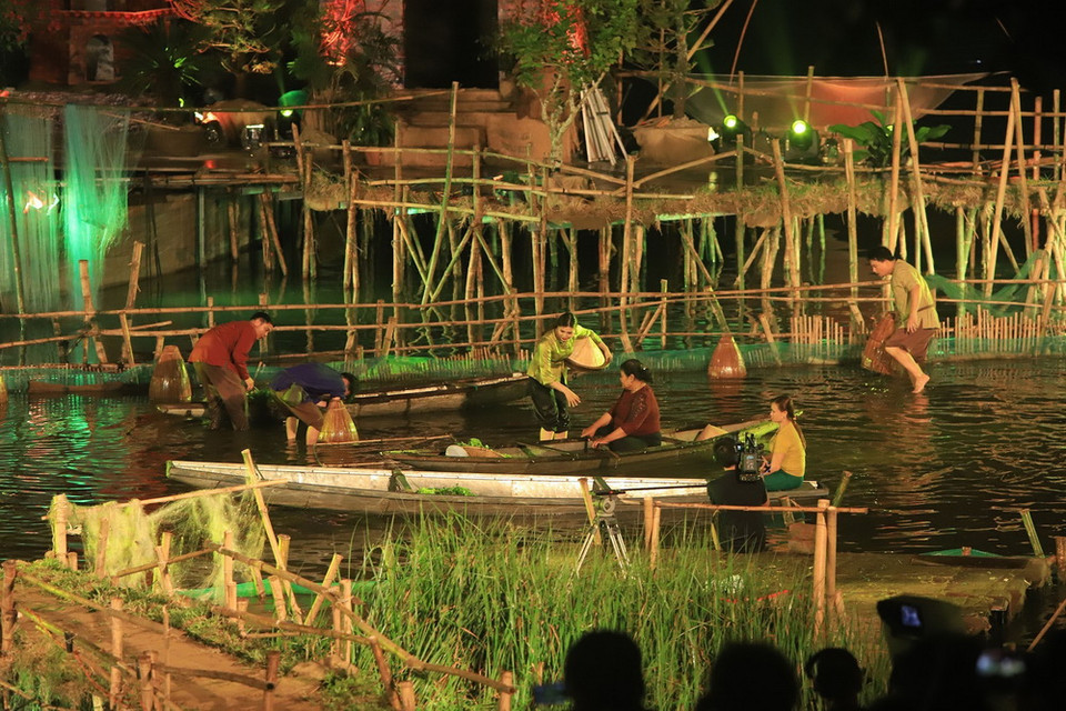 Chương trình nghệ thuật Âm vọng sông Hương với hiệu ứng âm thanh, ánh sáng hấp dẫn du khách. (Ảnh: Hoàng Hùng/ TTXVN)