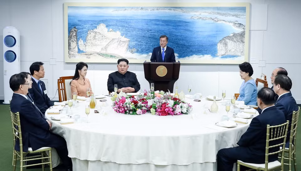Nhà lãnh đạo Triều Tiên Kim Jong-un (thứ 5, trái) cùng phu nhân Ri Sol Ju (thứ 4, trái), Tổng thống Hàn Quốc Moon Jae-in (phía sau) cùng phu nhân Kim Jung-sook (thứ tư, phải) dự tiệc mừng tại làng đình chiến Panmunjom ngày 27/4. (Nguồn: YONHAP/TTXVN)