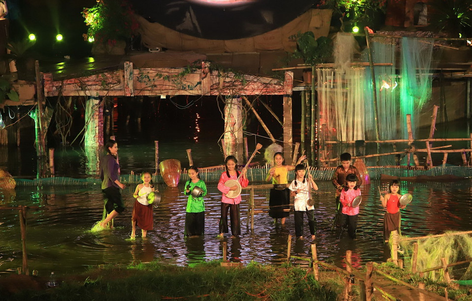 Một tiết mục trong chương trình. (Ảnh: Hoàng Hùng/TTXVN)