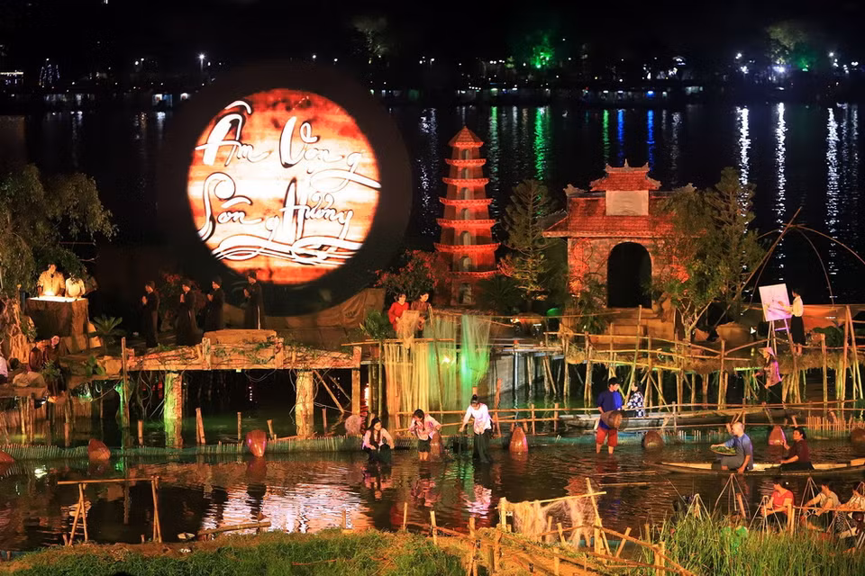 Chương trình nghệ thuật Âm vọng sông Hương với hiệu ứng âm thanh, ánh sáng hấp dẫn du khách. (Ảnh: Hoàng Hùng/ TTXVN)