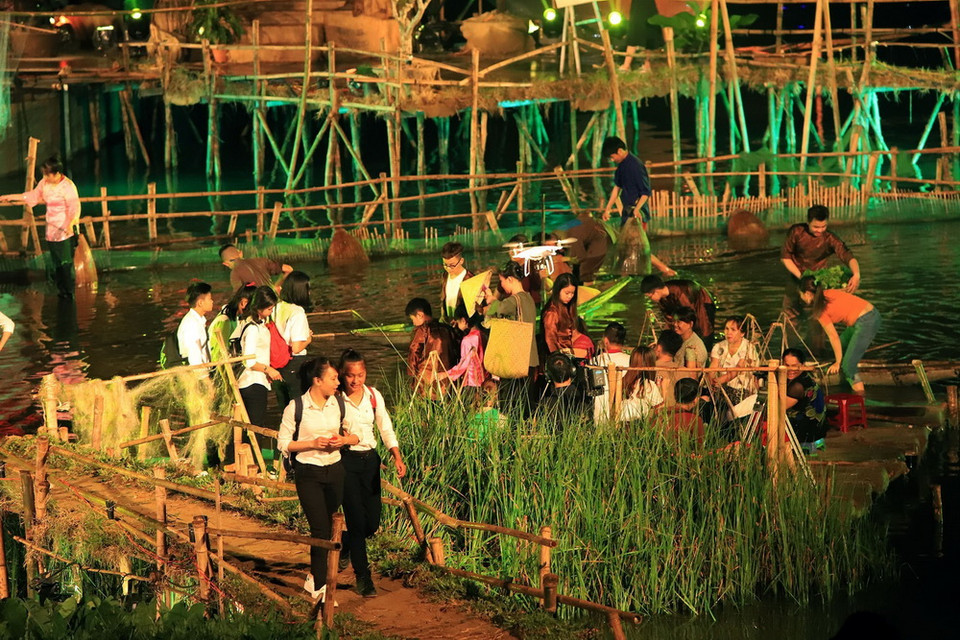 Chương trình nghệ thuật Âm vọng sông Hương với hiệu ứng âm thanh, ánh sáng hấp dẫn du khách. (Ảnh: Hoàng Hùng/ TTXVN)