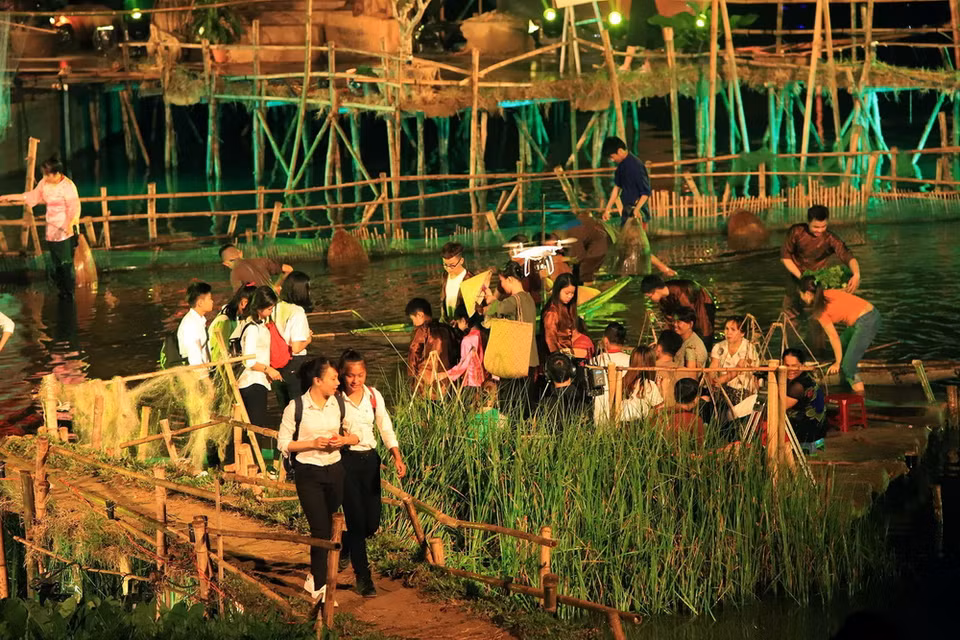 Chương trình nghệ thuật Âm vọng sông Hương với hiệu ứng âm thanh, ánh sáng hấp dẫn du khách. (Ảnh: Hoàng Hùng/ TTXVN)