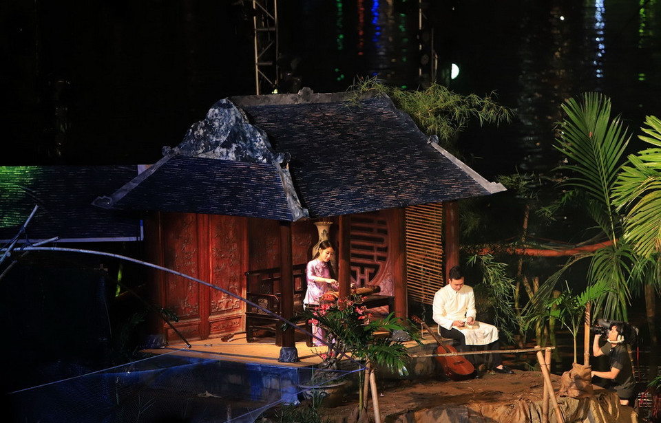 Chương trình nghệ thuật Âm vọng sông Hương với hiệu ứng âm thanh, ánh sáng hấp dẫn du khách. (Ảnh: Hoàng Hùng/ TTXVN)