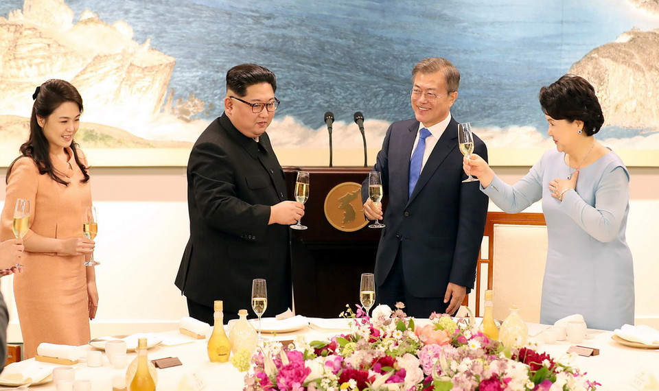 Nhà lãnh đạo Triều Tiên Kim Jong-un (thứ 2, trái) cùng phu nhân Ri Sol Ju (trái), Tổng thống Hàn Quốc Moon Jae-in (thứ 2, phải) cùng phu nhân Kim Jung-sook (phải) dự tiệc mừng tại làng đình chiến Panmunjom ngày 27/4. (Nguồn: YONHAP/ TTXVN)
