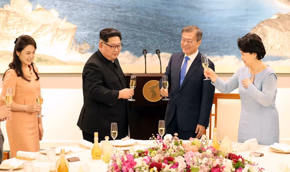 Nhà lãnh đạo Triều Tiên Kim Jong-un (thứ 2, trái) cùng phu nhân Ri Sol Ju (trái), Tổng thống Hàn Quốc Moon Jae-in (thứ 2, phải) cùng phu nhân Kim Jung-sook (phải) dự tiệc mừng tại làng đình chiến Panmunjom ngày 27/4. (Nguồn: YONHAP/ TTXVN)