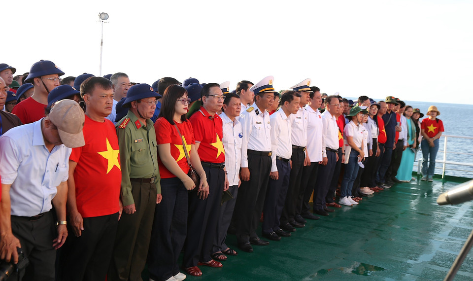 Đoàn công tác số 15 dâng hương, hoa tưởng niệm các cán bộ, chiến sỹ đã hy sinh vì sự nghiệp bảo vệ chủ quyền biển đảo thiêng liêng của Tổ quốc. (Ảnh: Quang Thái/TTXVN)