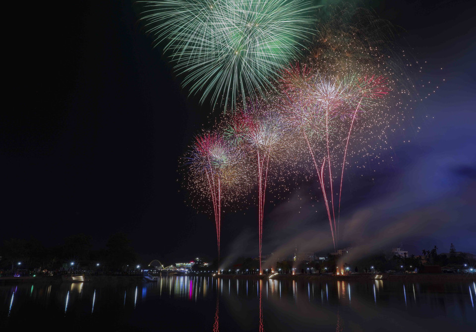 Màn bắn pháo hoa nổ tầm cao chào mừng 70 năm Chiến thắng Điện Biên Phủ. (Ảnh: Xuân Tư/TTXVN)