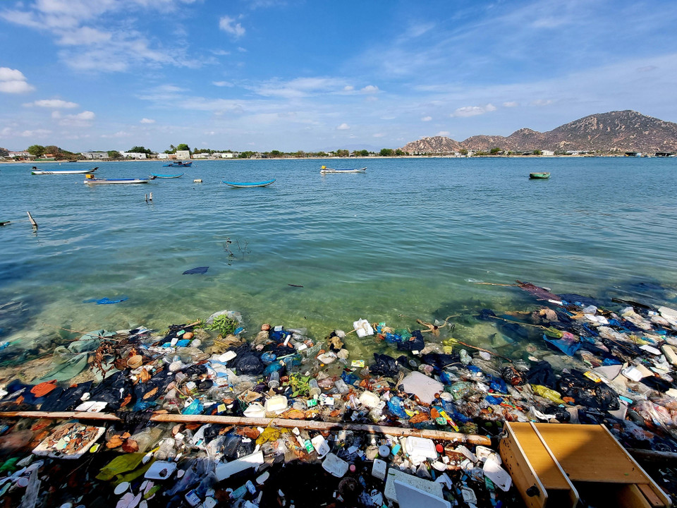 Rác thải nhựa tràn ngập ven bờ Đầm Nại thuộc địa phận xã Tri Hải (huyện Ninh Hải, Ninh Thuận). (Ảnh: Nguyễn Thành/TTXVN)