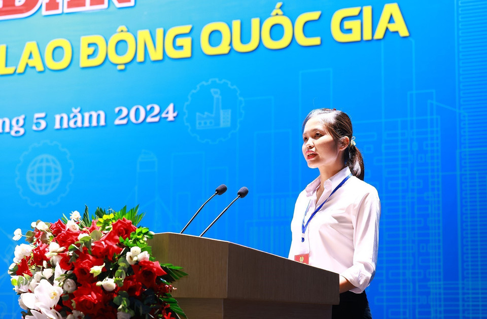 Chị Phùng Thị Hạnh, công nhân Tổng Công ty May 10 phát biểu tham luận. (Ảnh: Dương Giang/TTXVN)