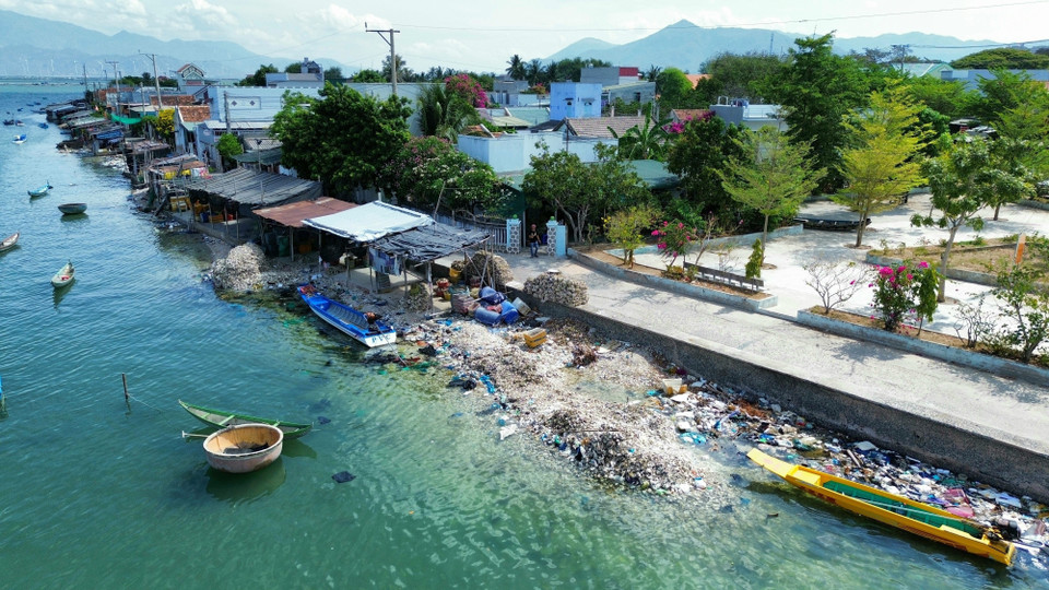 Người dân cơi nới xây dựng các nhà tạm ven bờ Đầm Nại làm nơi sản xuất, xả rác thải ra biển gây ô nhiễm môi trường. (Ảnh: Nguyễn Thành/TTXVN)