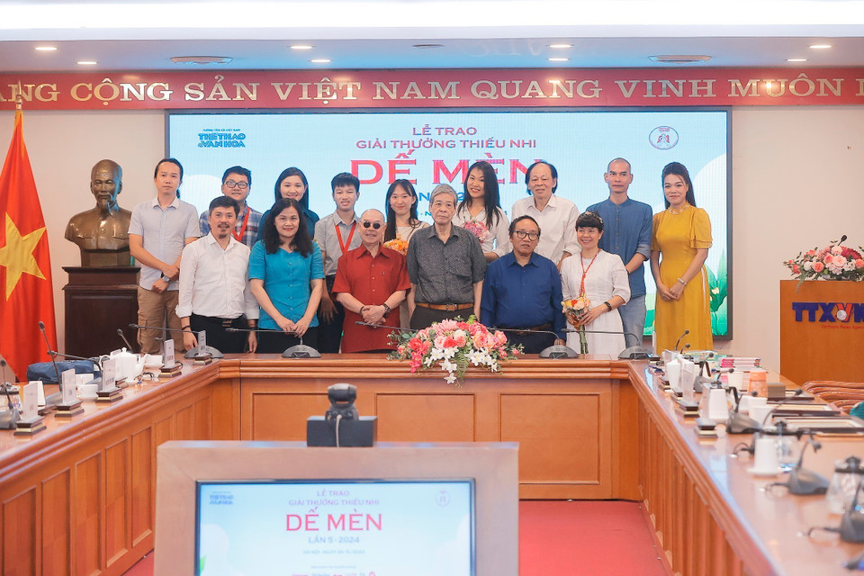 Đại biểu với tác giả đoạt giải. (Ảnh: Minh Quyết/TTXVN)