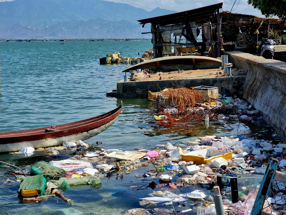 Người dân cơi nới xây dựng các chòi tạm ven bờ Đầm Nại làm nơi sản xuất, xả rác thải ra biển gây ô nhiễm môi trường. (Ảnh: Nguyễn Thành/TTXVN)