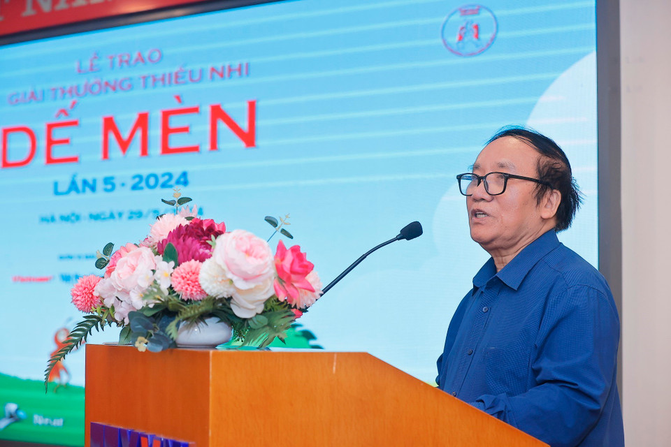 Nhà thơ Trần Đăng Khoa, Chủ tịch hội đồng giám khảo, phát biểu. (Ảnh: Minh Quyết/TTXVN)