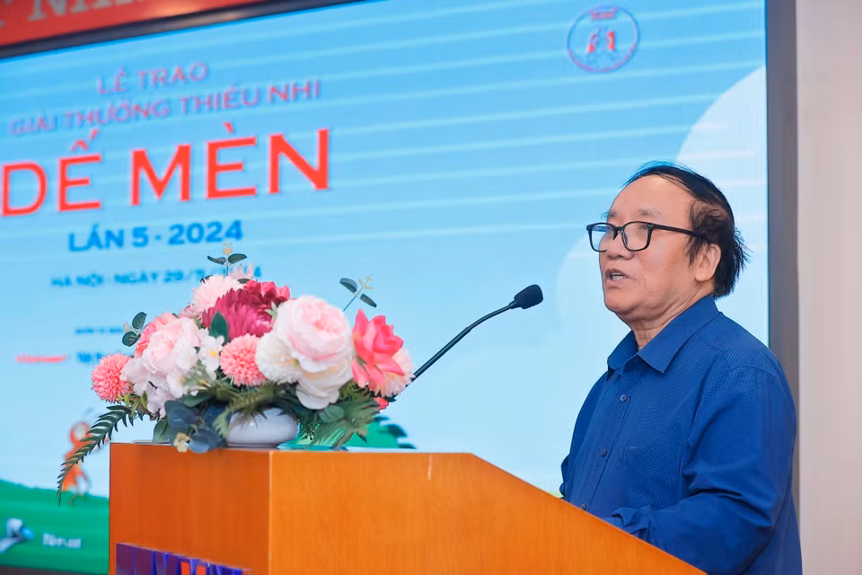 Nhà thơ Trần Đăng Khoa, Chủ tịch hội đồng giám khảo, phát biểu. (Ảnh: Minh Quyết/TTXVN)