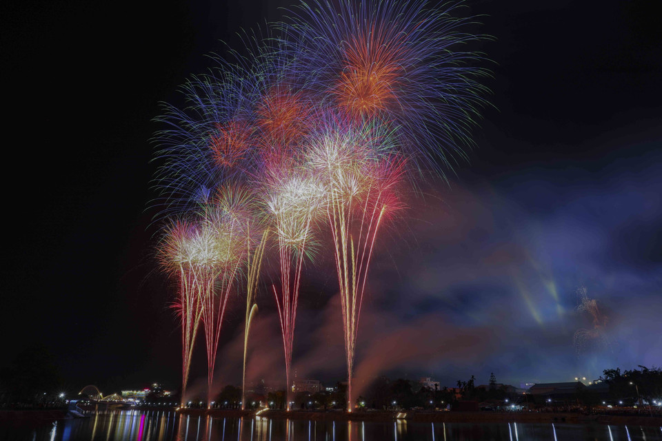 Màn bắn pháo hoa tầm cao trên dòng sông Nậm Rốm lịch sử. (Ảnh: Xuân Tư/TTXVN)