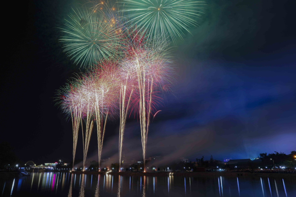 Màn bắn pháo hoa tầm cao trên dòng sông Nậm Rốm lịch sử. (Ảnh: Xuân Tư/TTXVN)