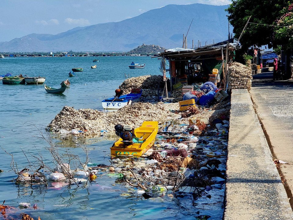 Các loại rác thải, vỏ hàu đổ thành đống ra Đầm Nại thuộc địa phận xã Tri Hải (huyện Ninh Hải, Ninh Thuận). (Ảnh: Nguyễn Thành/TTXVN)