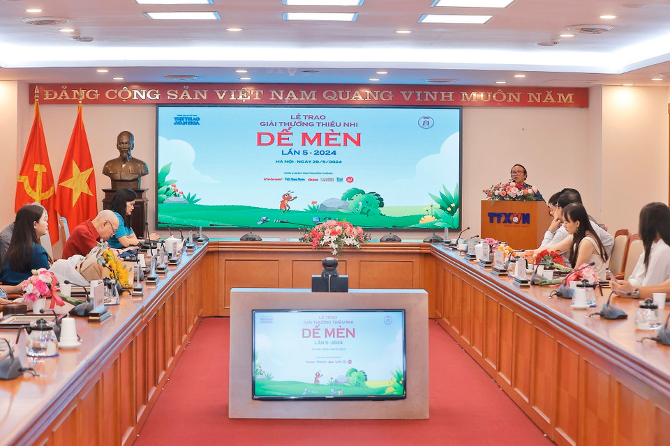 Chiều 29/5, tại Trung tâm Thông tấn Quốc gia (Hà Nội), Báo Thể thao và Văn hóa (Thông tấn xã Việt Nam) tổ chức Lễ trao Giải thưởng thiếu nhi Dế Mèn lần thứ 5 năm 2024. Giải thưởng Dế Mèn năm nay thu hút sự tham gia của 135 tác phẩm tham dự. Kết quả, Ban tổ chức đã lựa chọn 8 tác phẩm xuất sắc để trao giải gồm: 1 Hiệp sỹ Dế Mèn, 5 Khát vọng Dế Mèn và 2 tặng thưởng. (Ảnh: Minh Quyết/TTXVN)