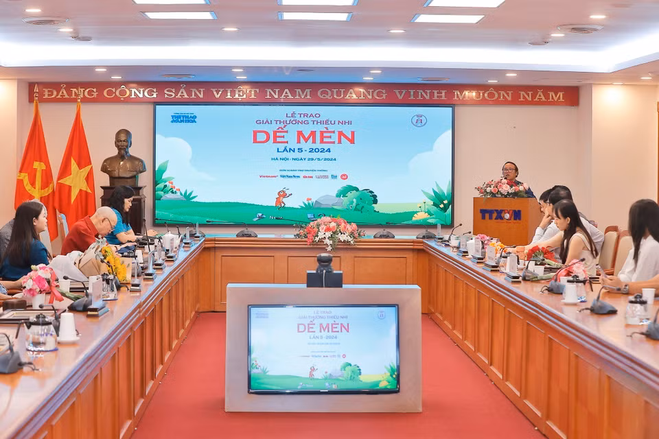 Chiều 29/5, tại Trung tâm Thông tấn Quốc gia (Hà Nội), Báo Thể thao và Văn hóa (Thông tấn xã Việt Nam) tổ chức Lễ trao Giải thưởng thiếu nhi Dế Mèn lần thứ 5 năm 2024. Giải thưởng Dế Mèn năm nay thu hút sự tham gia của 135 tác phẩm tham dự. Kết quả, Ban tổ chức đã lựa chọn 8 tác phẩm xuất sắc để trao giải gồm: 1 Hiệp sỹ Dế Mèn, 5 Khát vọng Dế Mèn và 2 tặng thưởng. (Ảnh: Minh Quyết/TTXVN)