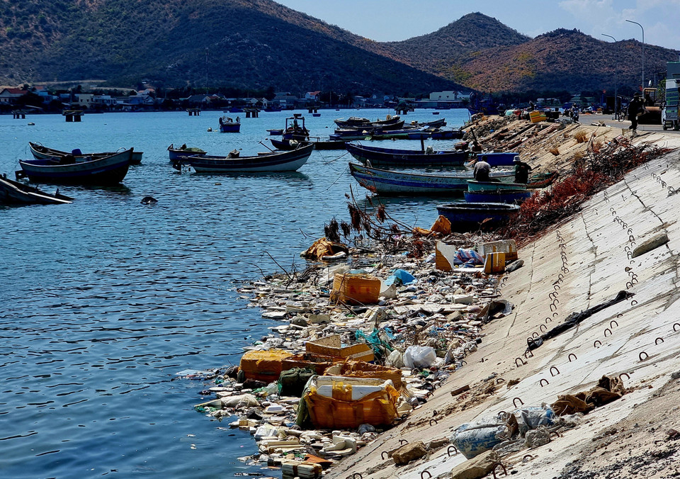 Rác thải tràn ngập khu vực ven bờ kè Đầm Nại (thị trấn Khánh Hải, huyện Ninh Hải). (Ảnh: Nguyễn Thành/TTXVN)