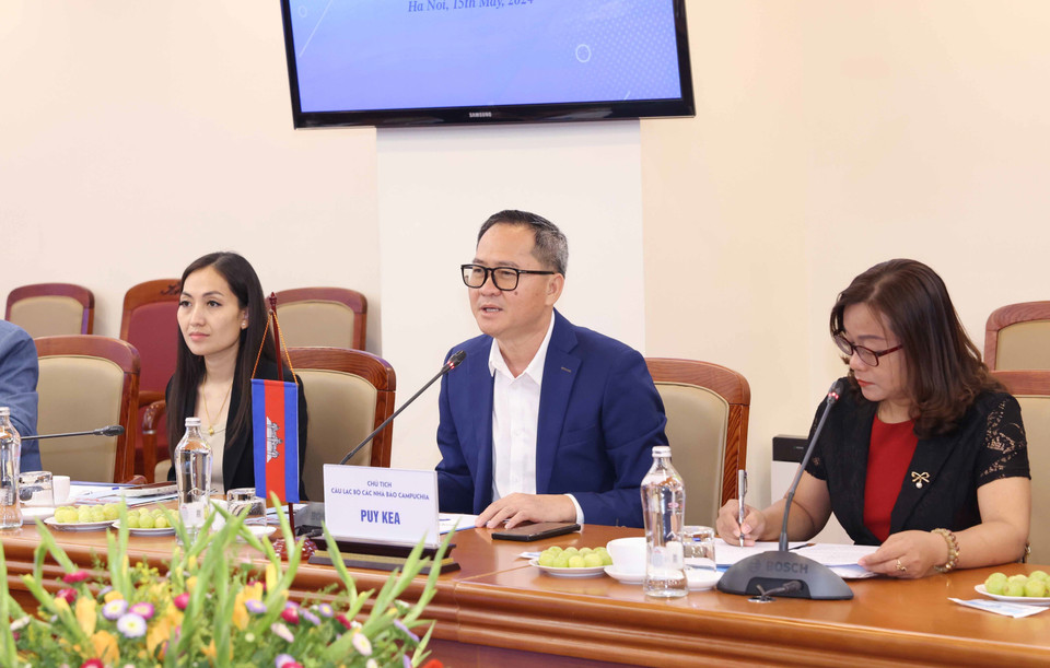 Chủ tịch Câu lạc bộ các Nhà báo Campuchia, Puy Kea phát biểu tại buổi làm việc. (Ảnh: Phương Hoa/TTXVN)