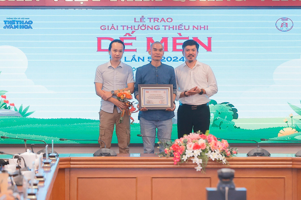 Ban tổ chức trao 2 giải Tặng thưởng cho các tác giả có tác phẩm đoạt giải. (Ảnh: Minh Quyết/TTXVN)