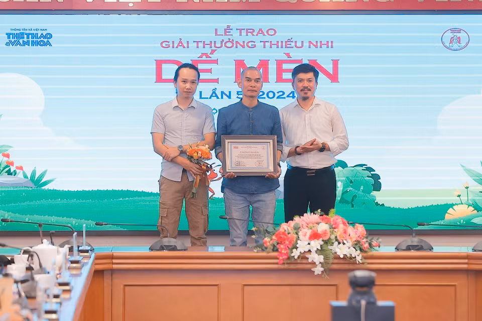 Ban tổ chức trao 2 giải Tặng thưởng cho các tác giả có tác phẩm đoạt giải. (Ảnh: Minh Quyết/TTXVN)
