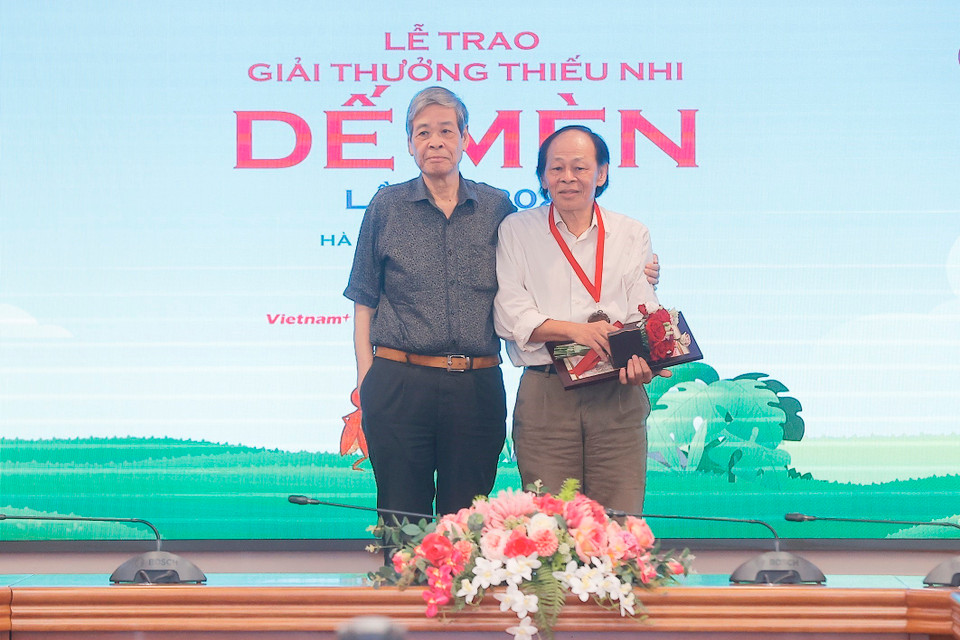 Ban tổ chức trao 5 giải Khát vọng Dế Mèn cho các tác giả có tác phẩm đoạt giải. (Ảnh: Minh Quyết/TTXVN)