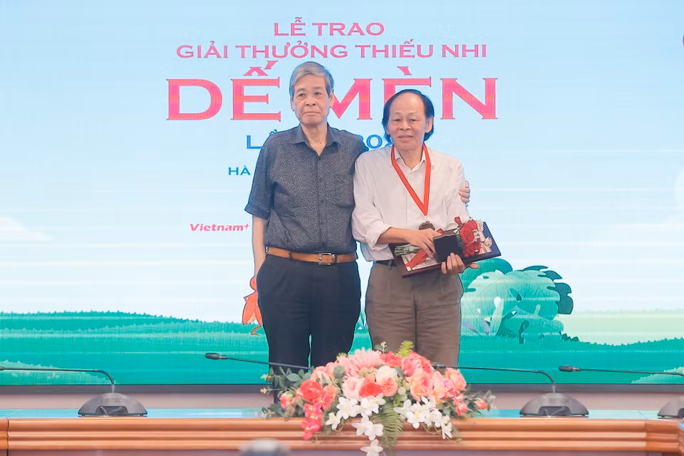 Ban tổ chức trao 5 giải Khát vọng Dế Mèn cho các tác giả có tác phẩm đoạt giải. (Ảnh: Minh Quyết/TTXVN)