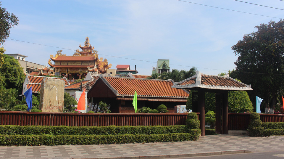 Trước khi bắt đầu hành trình 30 năm bôn ba nước ngoài tìm đường giải phóng dân tộc, Chủ tịch Hồ Chí Minh đã dừng chân và dạy học tại trường Dục Thanh, thành phố Phan Thiết, tỉnh Bình Thuận. Đến nay, đã 113 năm ngày Người rời mái trường này nhưng những kỷ vật, nơi làm việc, sinh hoạt của Người vẫn được gìn giữ vẹn nguyên. Trường Dục Thanh xưa, nay là Khu di tích Dục Thanh đã trở thành “địa chỉ đỏ” giáo dục tư tưởng của bao thế hệ cán bộ, đảng viên và các tầng lớp nhân dân trên khắp mọi miền Tổ quốc. (Ảnh: Hồng Hiếu/TTXVN)