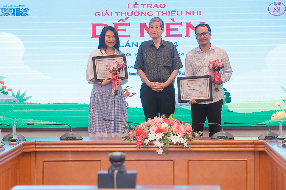 Ban tổ chức trao 5 giải Khát vọng Dế Mèn cho các tác giả có tác phẩm đoạt giải. (Ảnh: Minh Quyết/TTXVN)