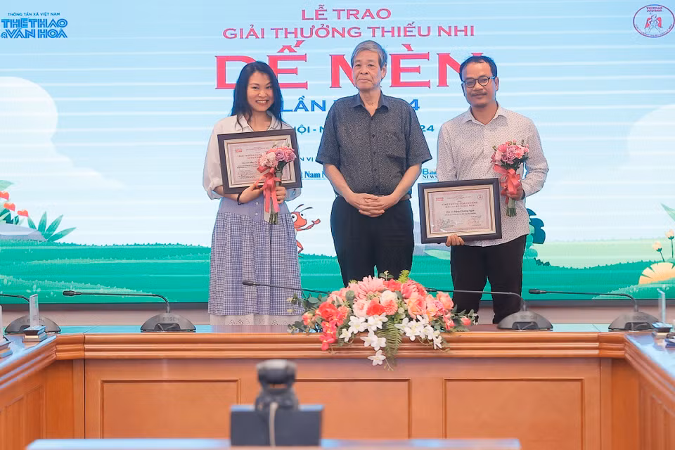 Ban tổ chức trao 5 giải Khát vọng Dế Mèn cho các tác giả có tác phẩm đoạt giải. (Ảnh: Minh Quyết/TTXVN)